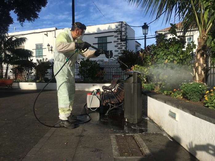 Labores de desinfección en la plaza de San Juan, al inicio de la pandemia/TA.